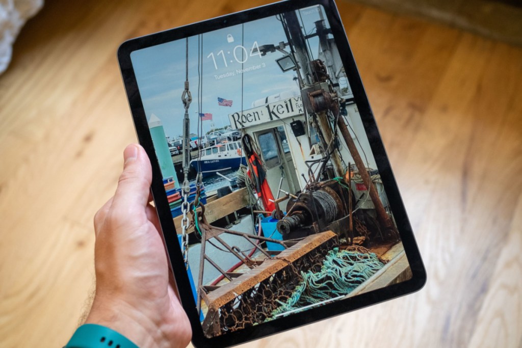 ipad pro 11 in hand