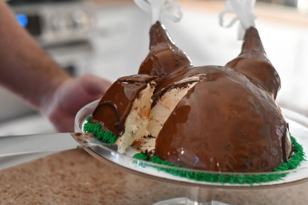 slicing a Baskin Robbins turkey cake