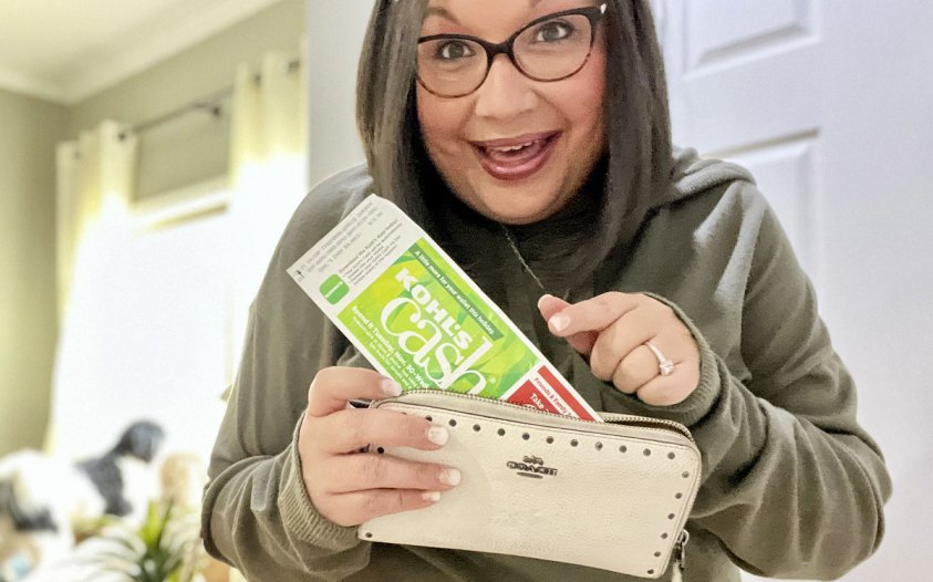 woman with kohl's cash in her wallet