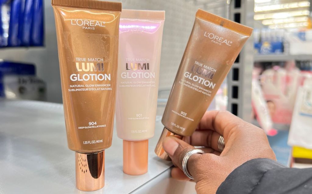 hand holding a L'oreal lumi glotion