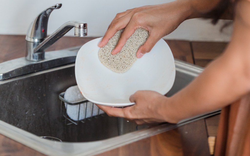 cleaning sink with vinegar