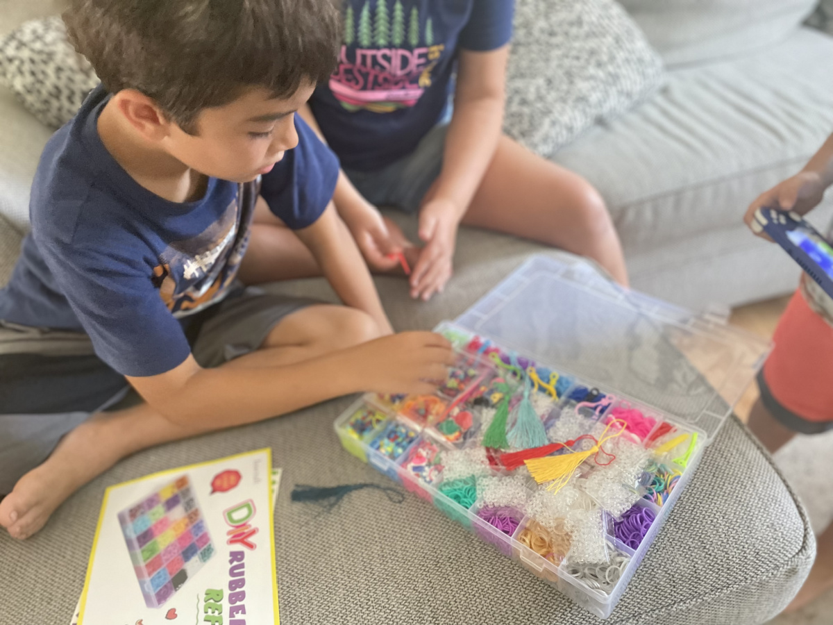 kids playing with loom band kit