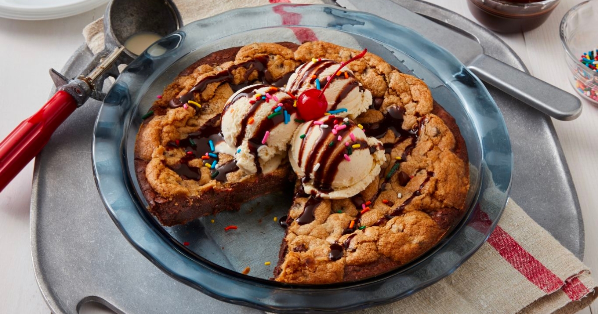 pyrex pie plate with cookie 