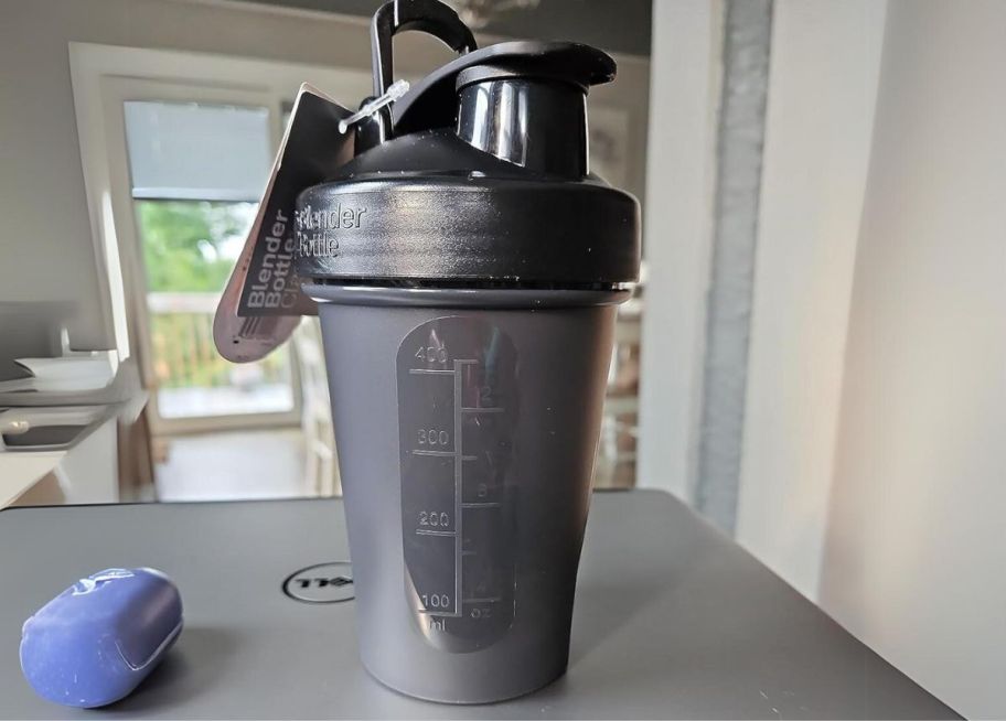 20oz black blender bottle on a table top