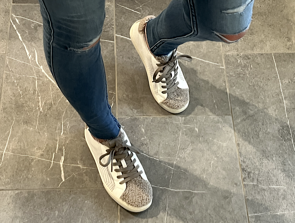 woman wearing skinny jeans and sneakers 