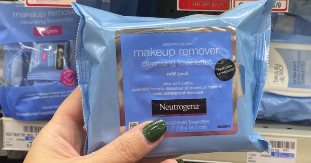 a womans hand holding a package of Neutrogena cloths 5