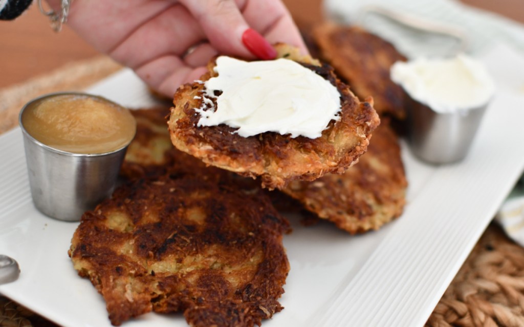 Crispy potato latkes hannukkah recipe with applesauce and sour cream