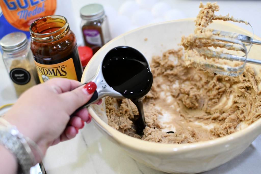 adding mollases to gingerbread cookies