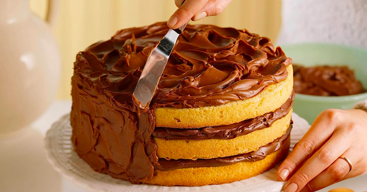 Dolly Parton frosting being added to a cake