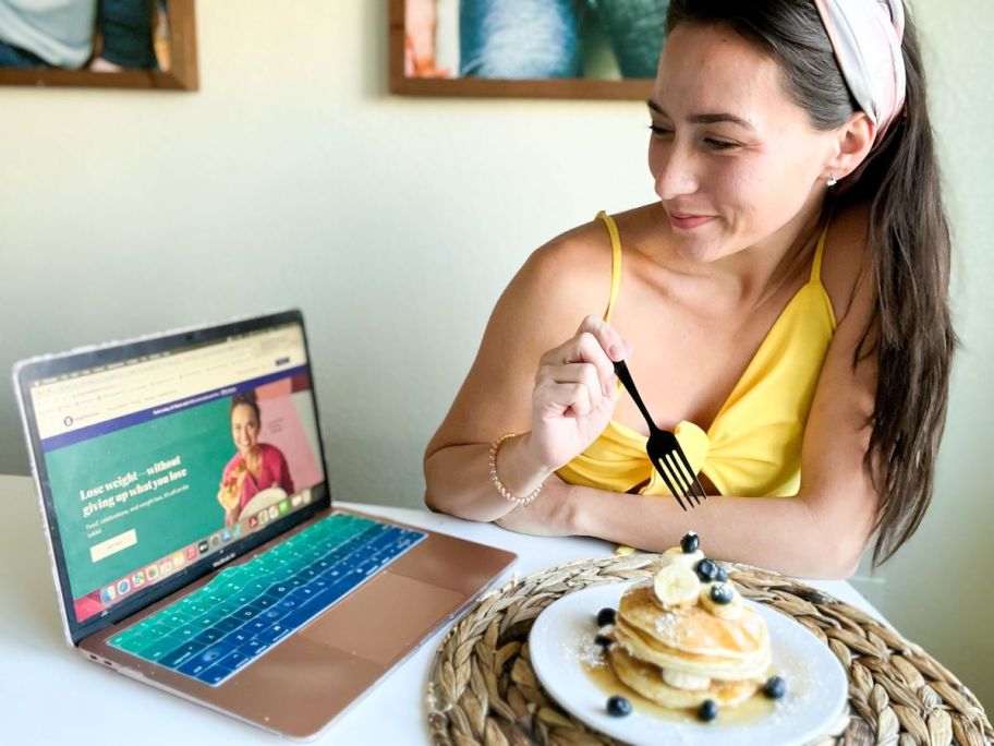 woman looking at Weight Watchers on her onlineputer