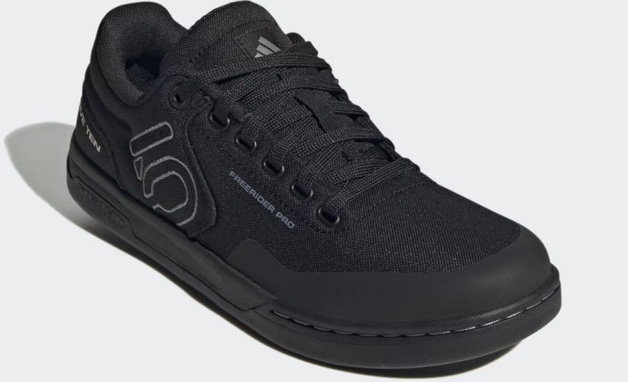 a black mountain bike shoe