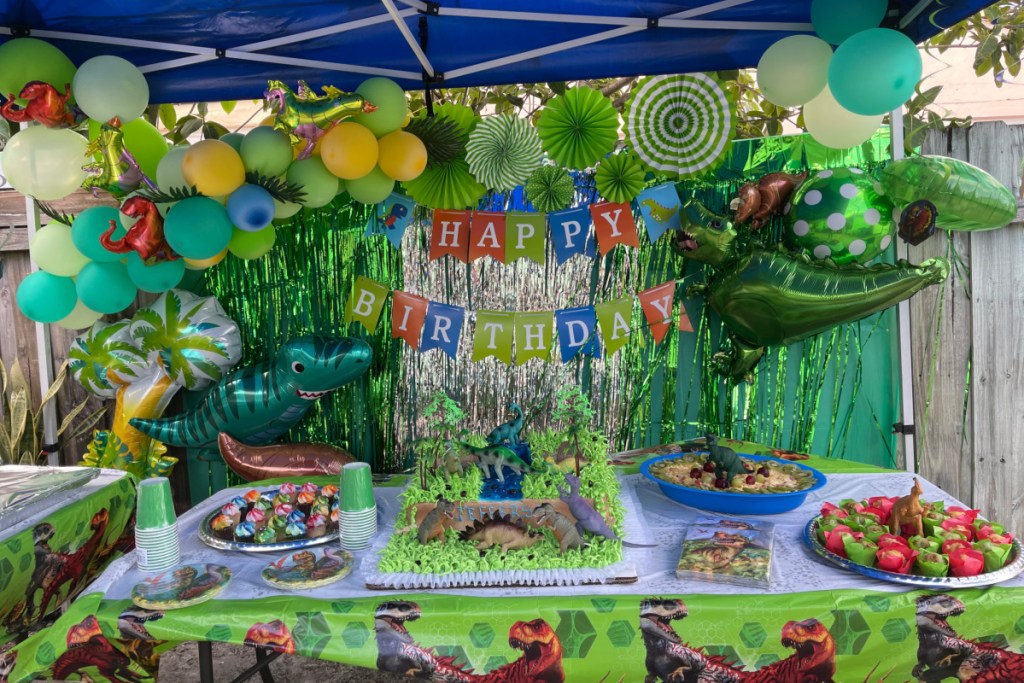 dinosaur birthday decor