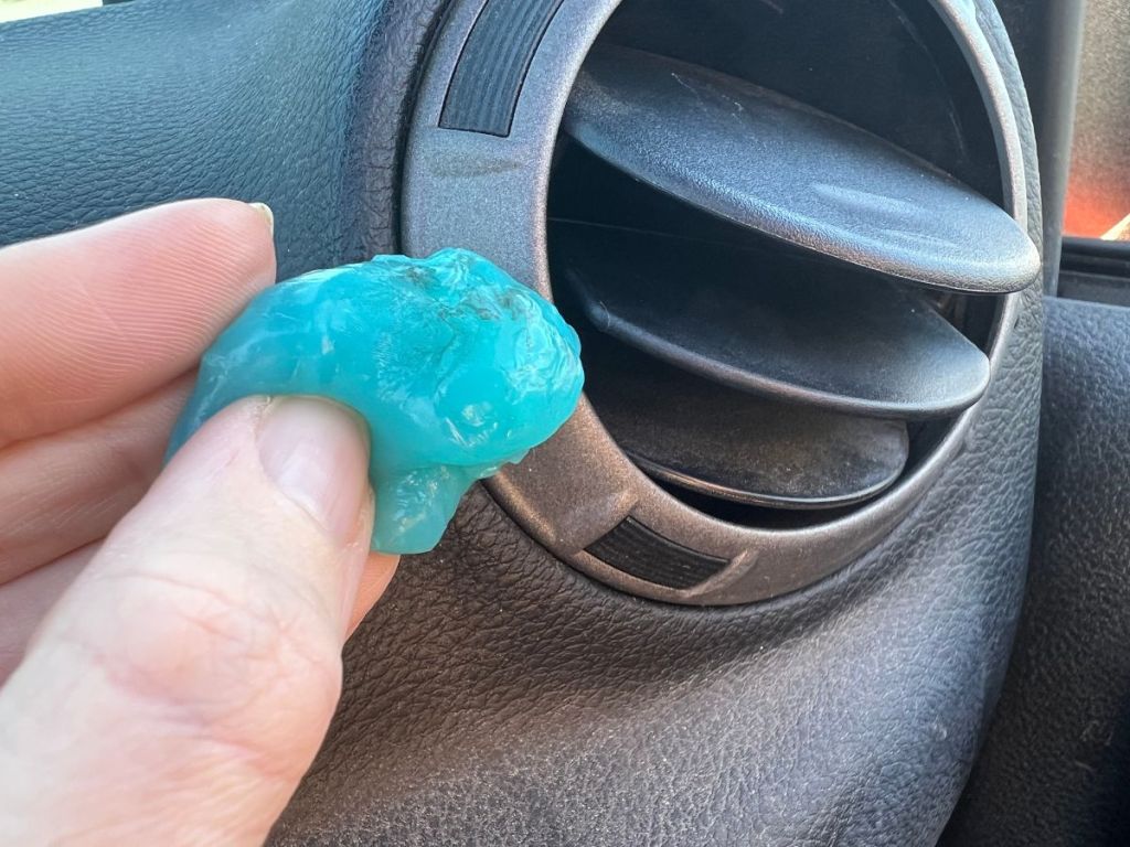 using blue gel to clean car vents