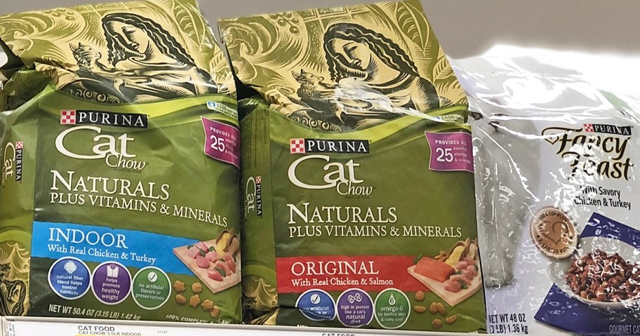 green bags of Purina Cat Chow Naturals dry cat food on store shelf