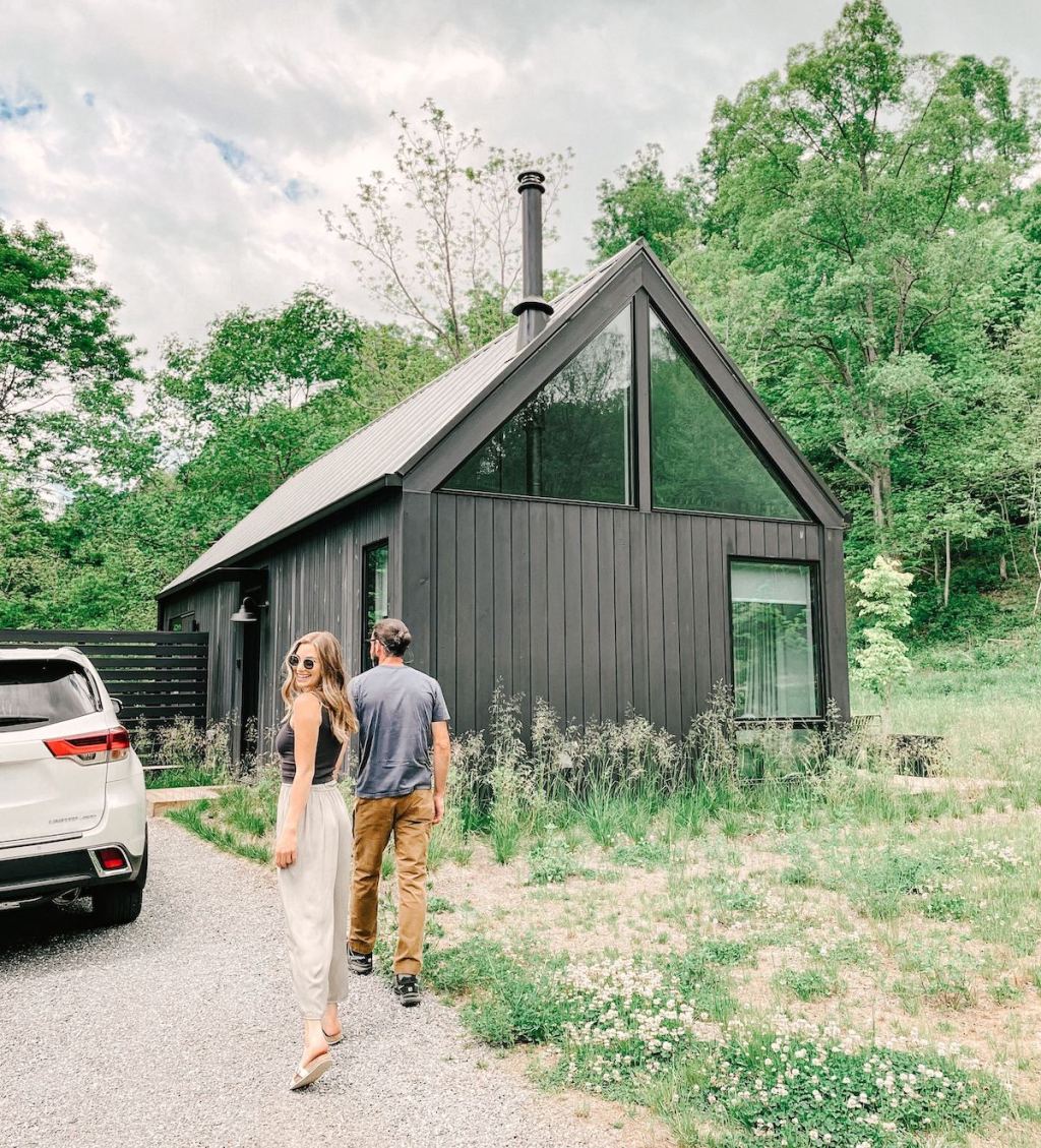 couple walking into airbnb