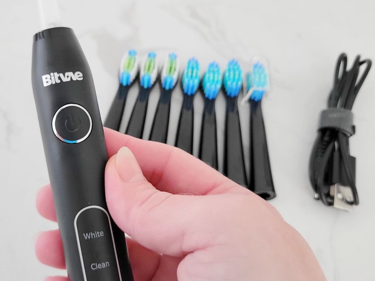 Electric Toothbrush with 8 Brush Heads Only $12 on Amazon (Regularly $30)