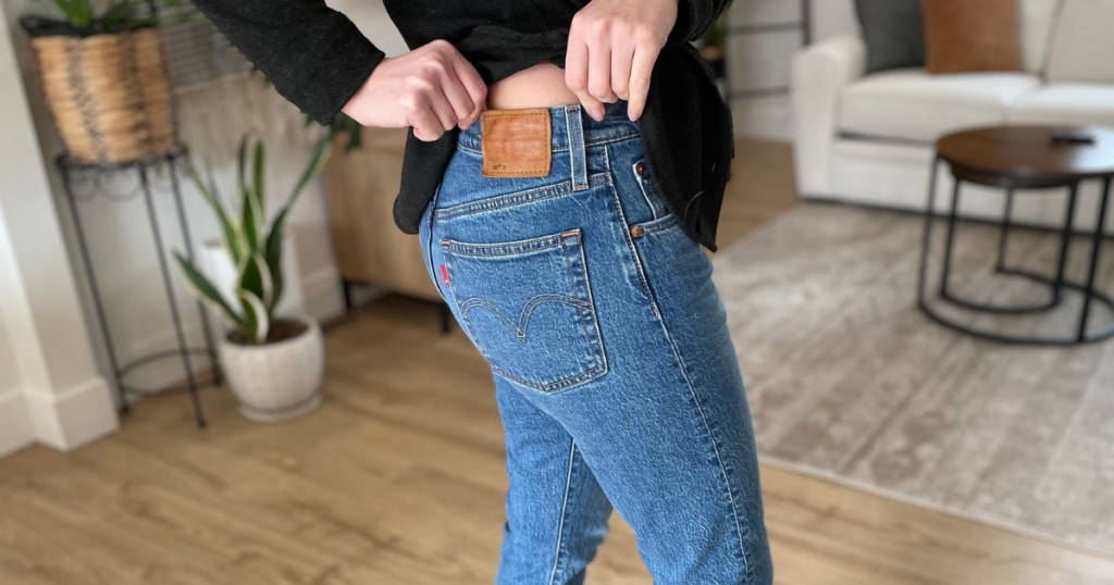 woman wearing levi's jeans