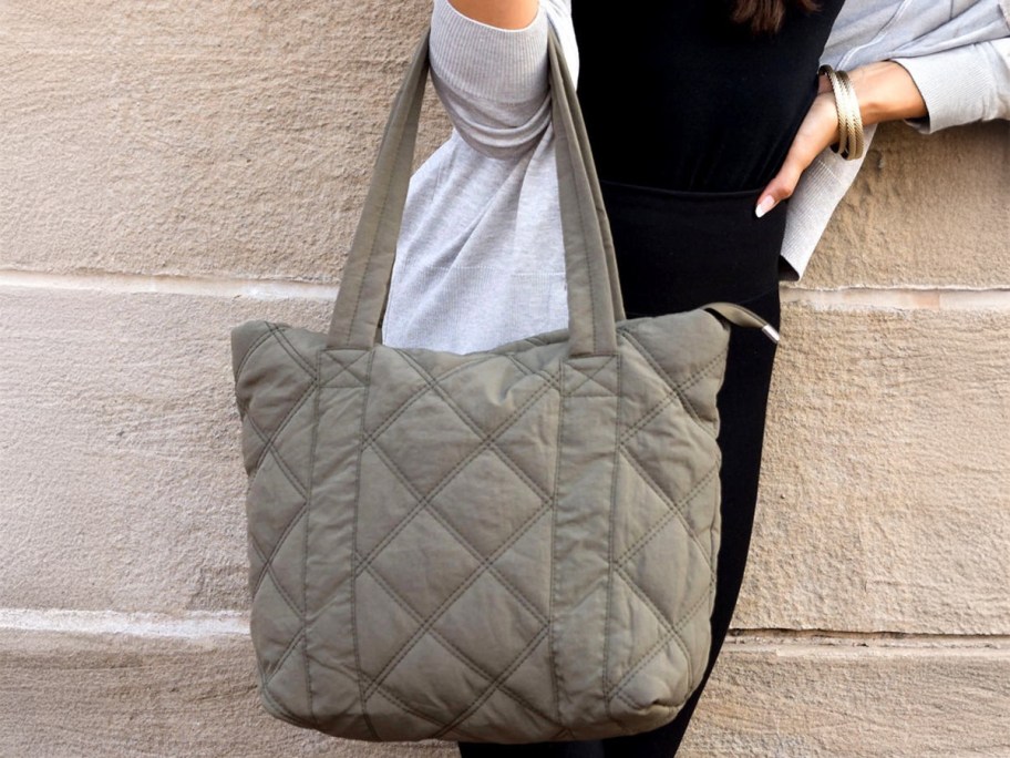 Aili's Corner Quilted Tote
