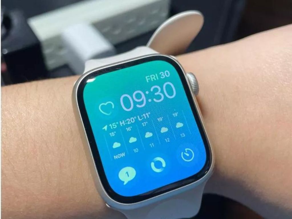 A woman wearing an Apple Watch 8 GPS 41mm w/ Sport Band