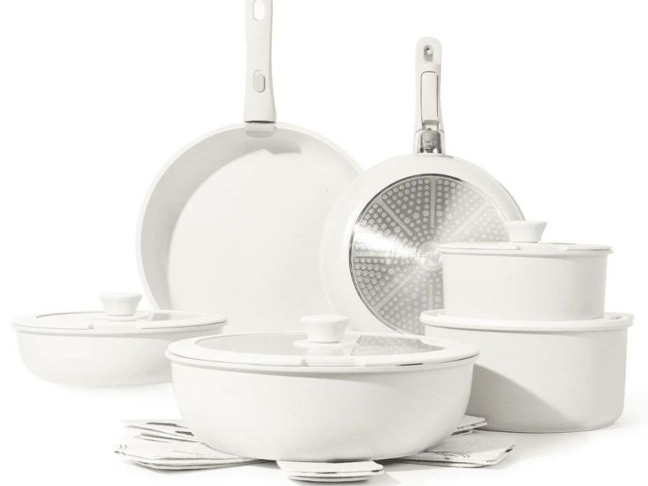 A Carote 17 piece cookware set