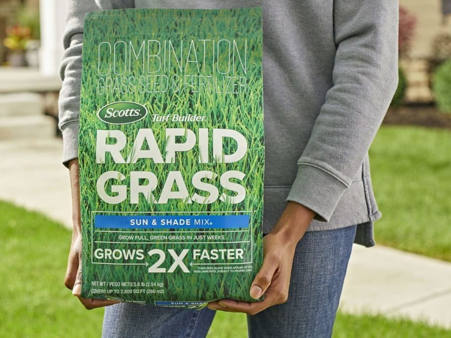 hands holding a bag of scott's rapid grass