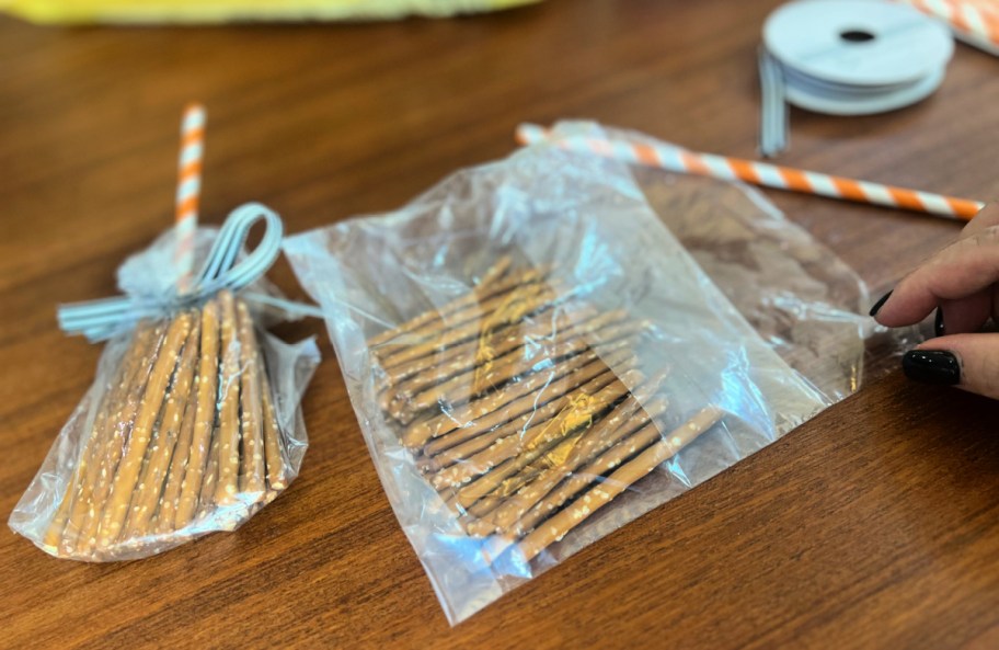 adding pretzels to a plastic baggie