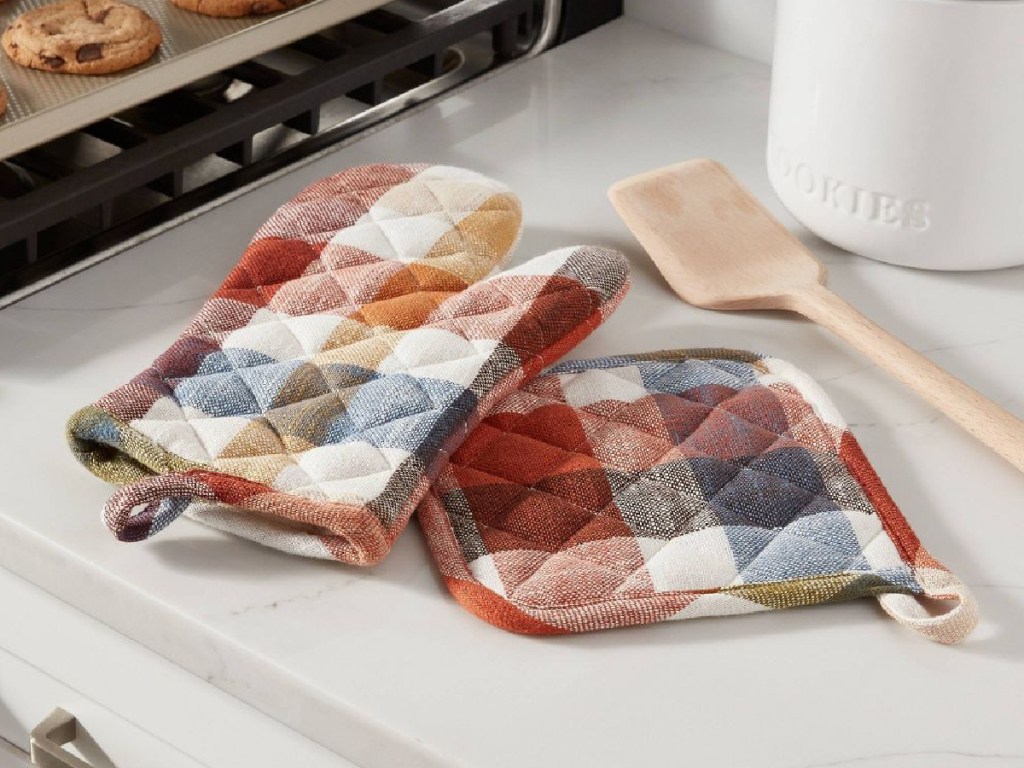 Threshold Oven Mits on kitchen counter