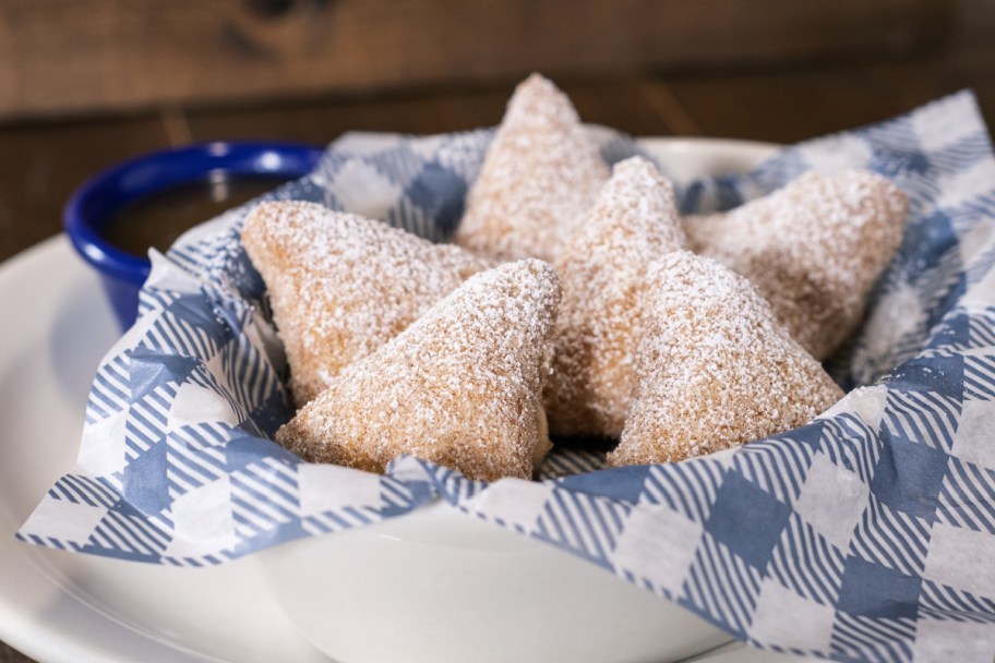 biscuit beignets in basket 