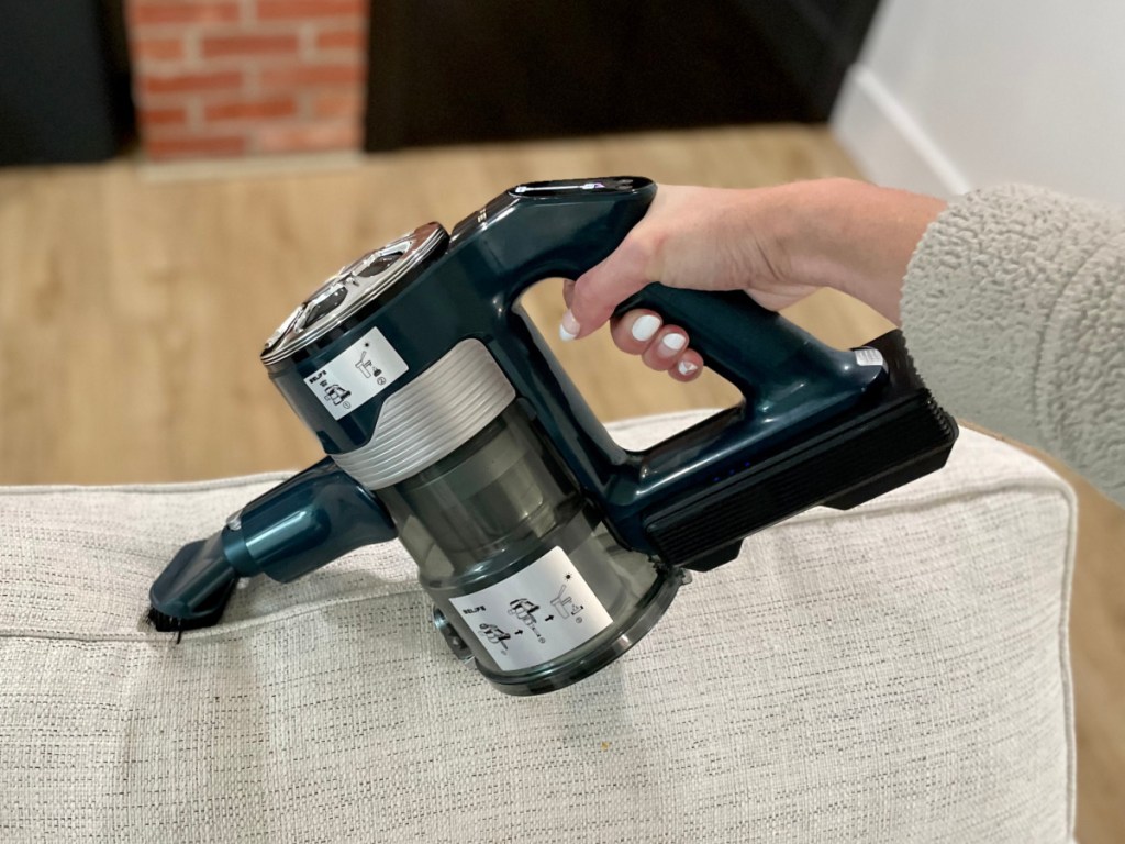 handheld vacuum cleaning couch