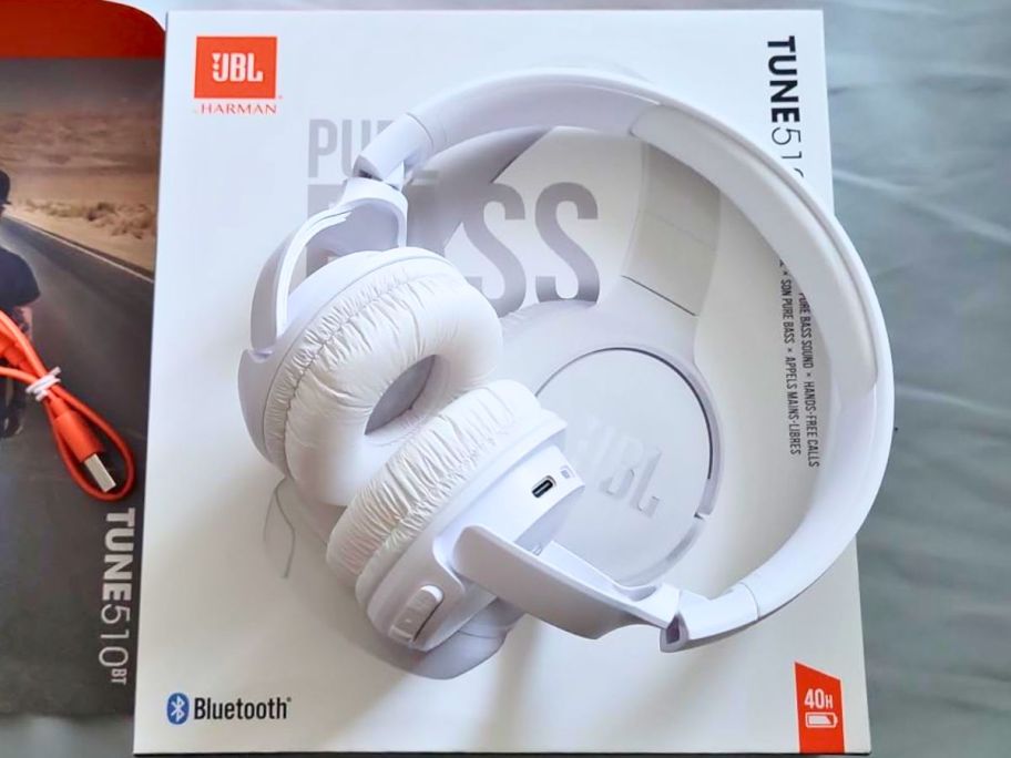 JBL Tune 510BT Wireless Bluetooth On-Ear Headphones in white