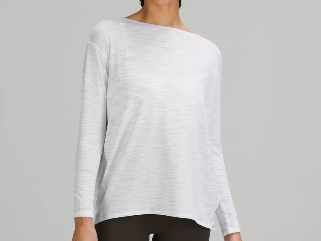 woman wearing gray long sleeve tee