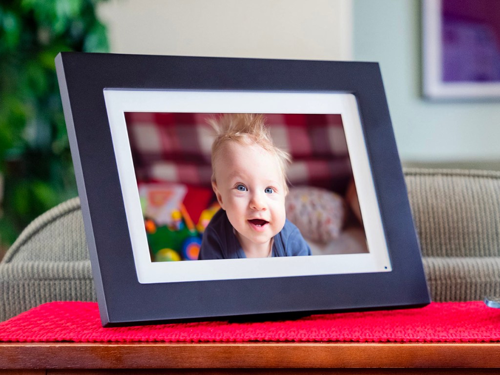 simply smart photoframe on table