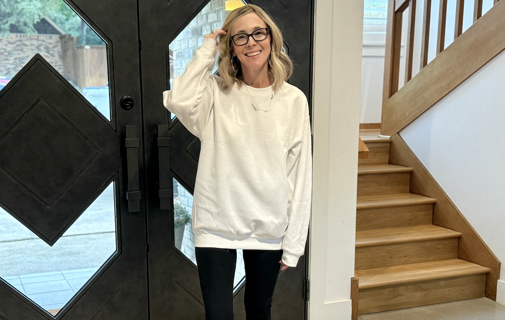 woman wearing whit oversized Gildan sweatshirt 