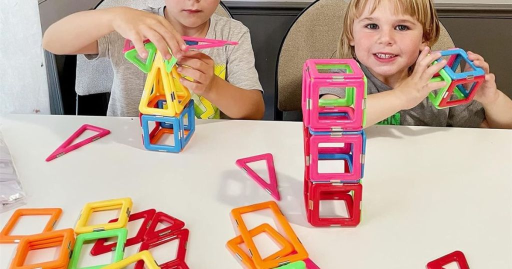 2 kids playing with magnetic tiles