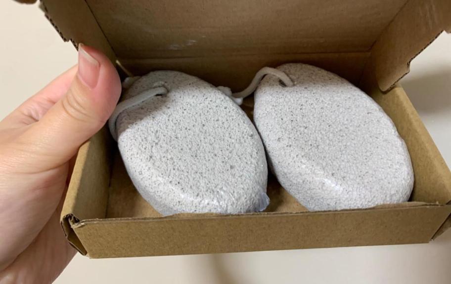 Handholding mini box with 2 foot pumice stones 