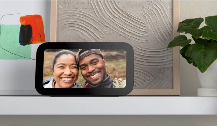 echo show 5 with couples picture on screen