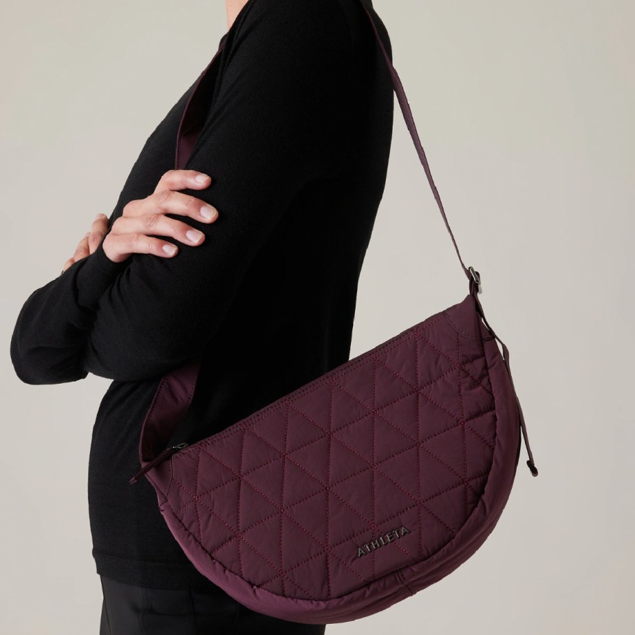 woman carrying maroon crossbody bag