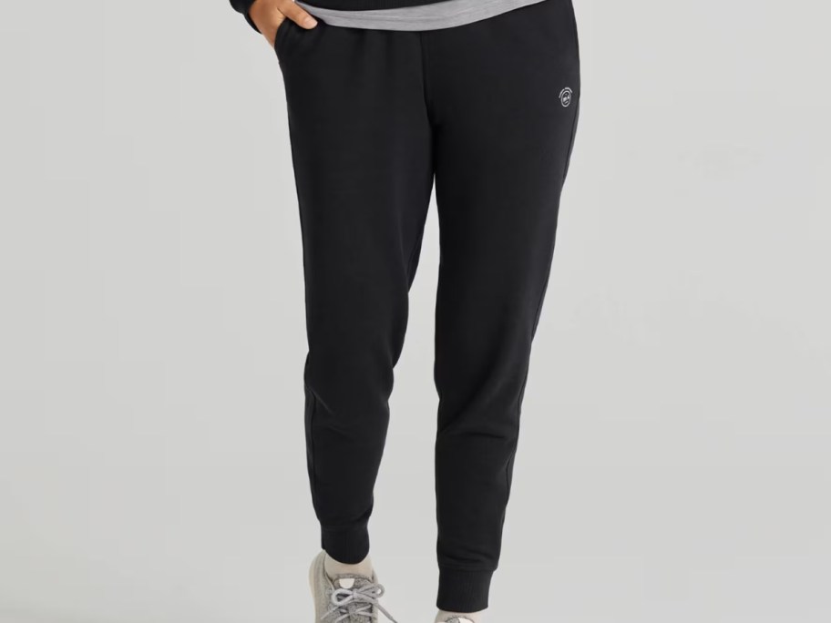 woman wearing black allbirds sweatpants