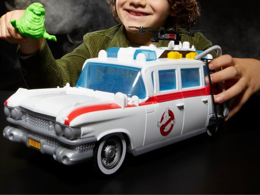 boy playing with slimer and Ghostbusters Track & Trap Ecto-1 Toy Vehicle with Fright Features Ecto-Stretch Tech Slimer Accessory, onlinepatible with 5-Inch Toys, 4+