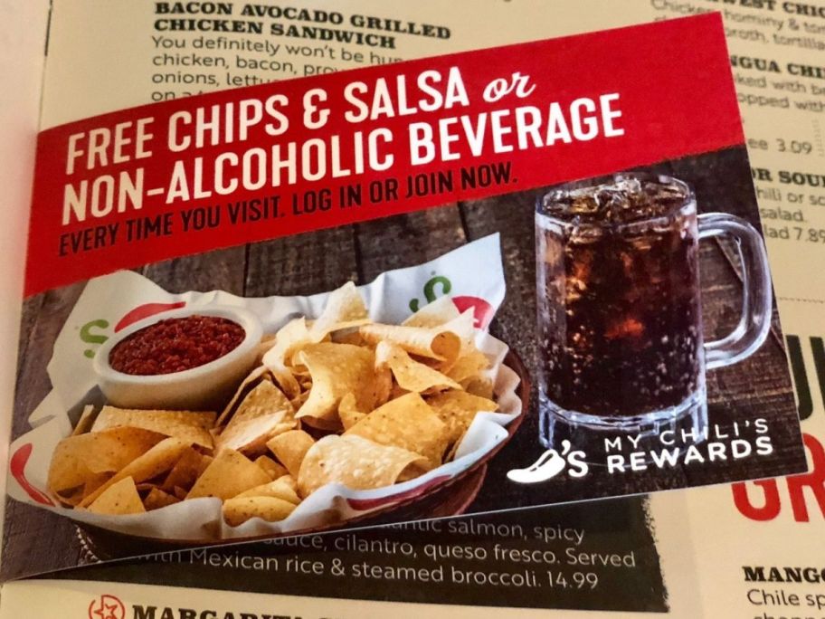 An inster in a Chili's Meni showing free chips & sale or a non-alcoolic beverage for Chili's rewards members