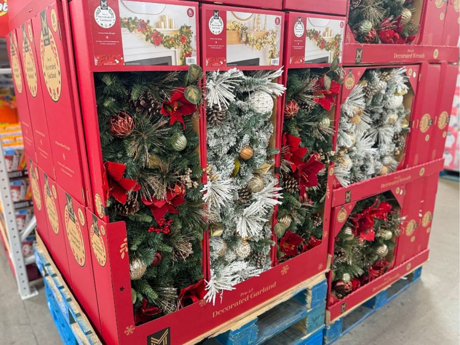 Member's Mark 9' Pre-Lit Decorated Garland in store