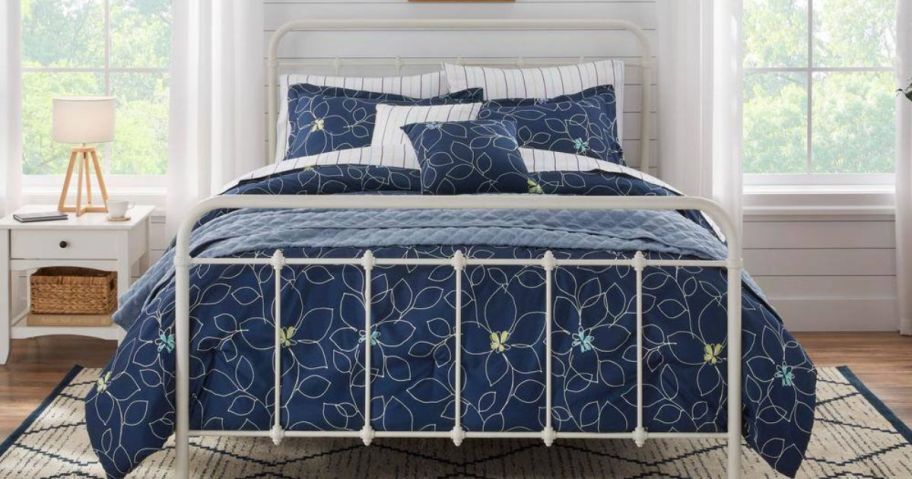 A bed with a blue, floral onlineforter