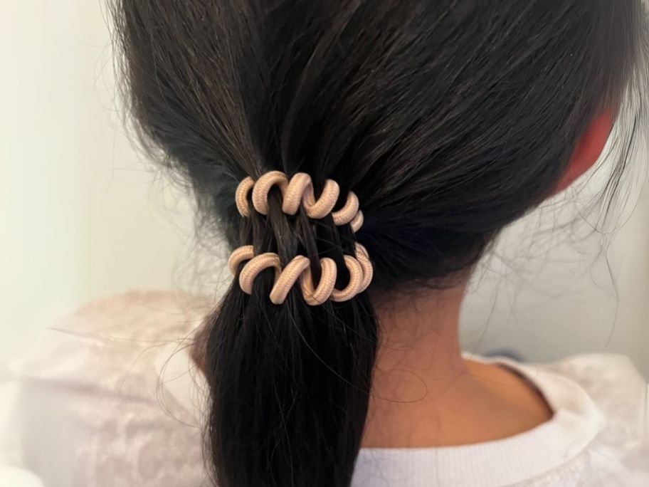 girl wearing Teqifu Spiral Hair Tie 