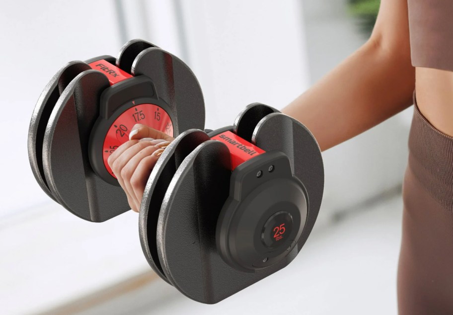 haned holding adjustable dumbell