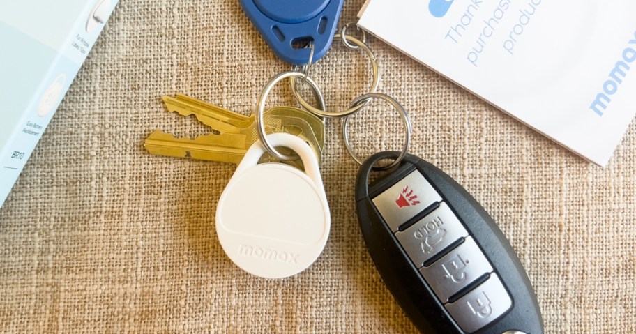 keychain with car key, house key and white Momax tracker tag