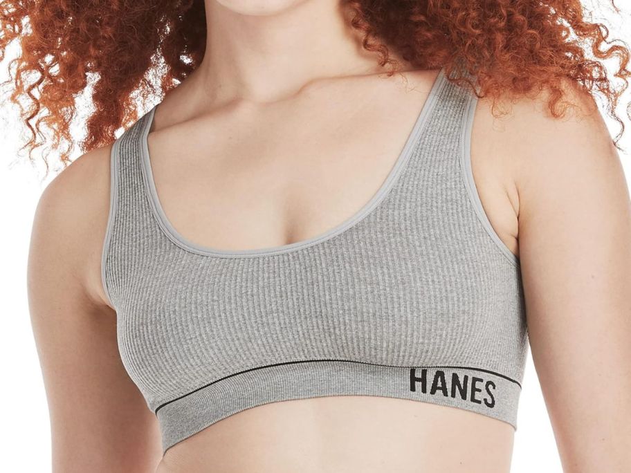 A woman wearing a very onlinefortable grey sports bralette 