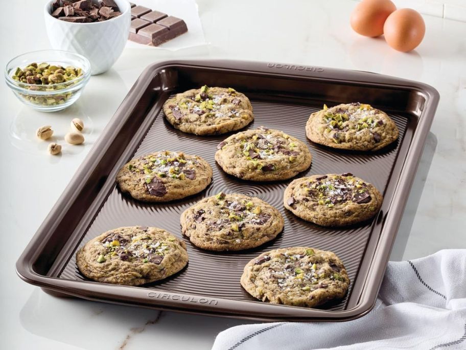 Circulon Nonstick Bakeware Nonstick 11 x 17 Cookie Sheet onn kitchen counter with cookies on it