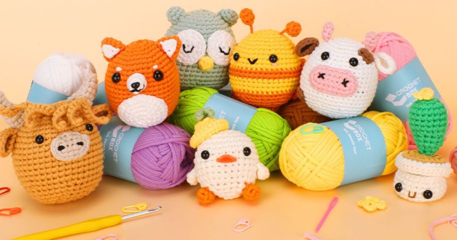 Many onlinepleted Cudroza Crochet Kit animals and plants