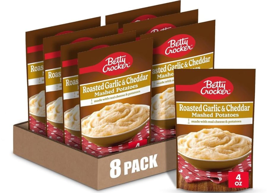 Betty Crocker Roasted Garlic & Cheddar Mashed Potatoes 8-Pack stock image