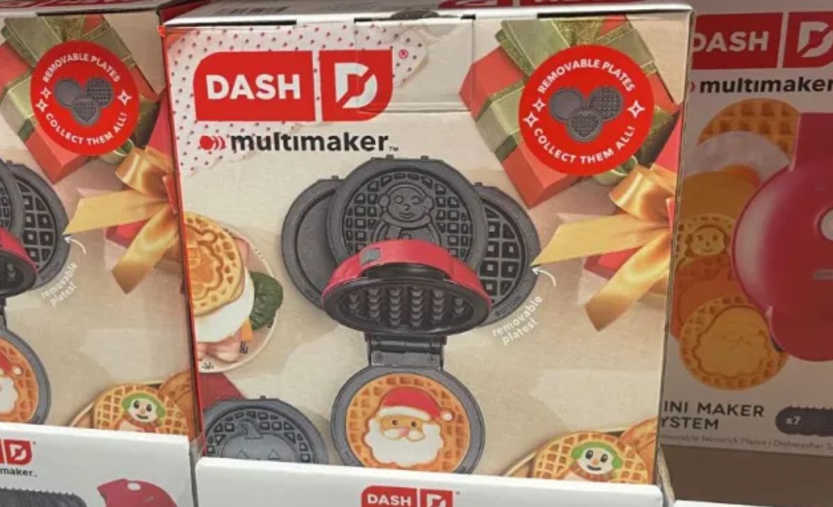 Dash MultiMaker Holiday Set from $13.99 on Kohls.online (Reg. $40) | Has 7 Changeable Plates!